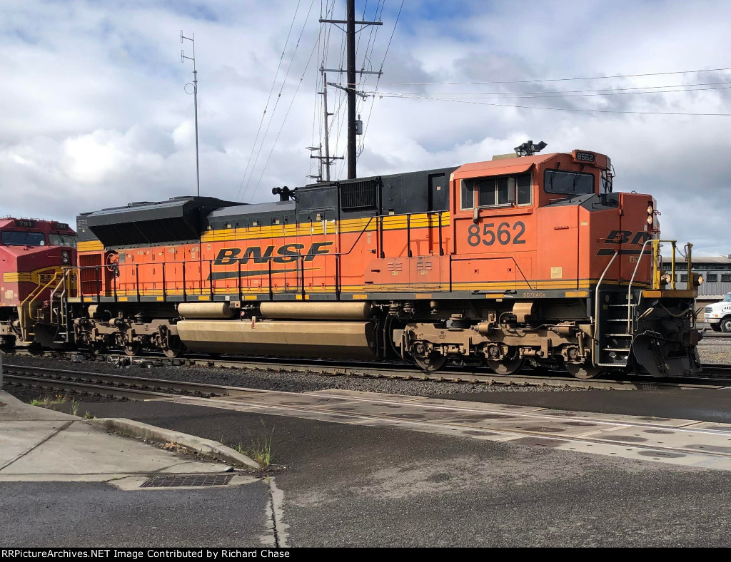 BNSF 8562